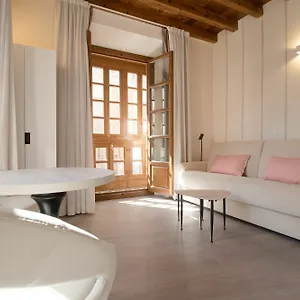 https://malaga4you-nosquera-center.hotelsinnerja.org